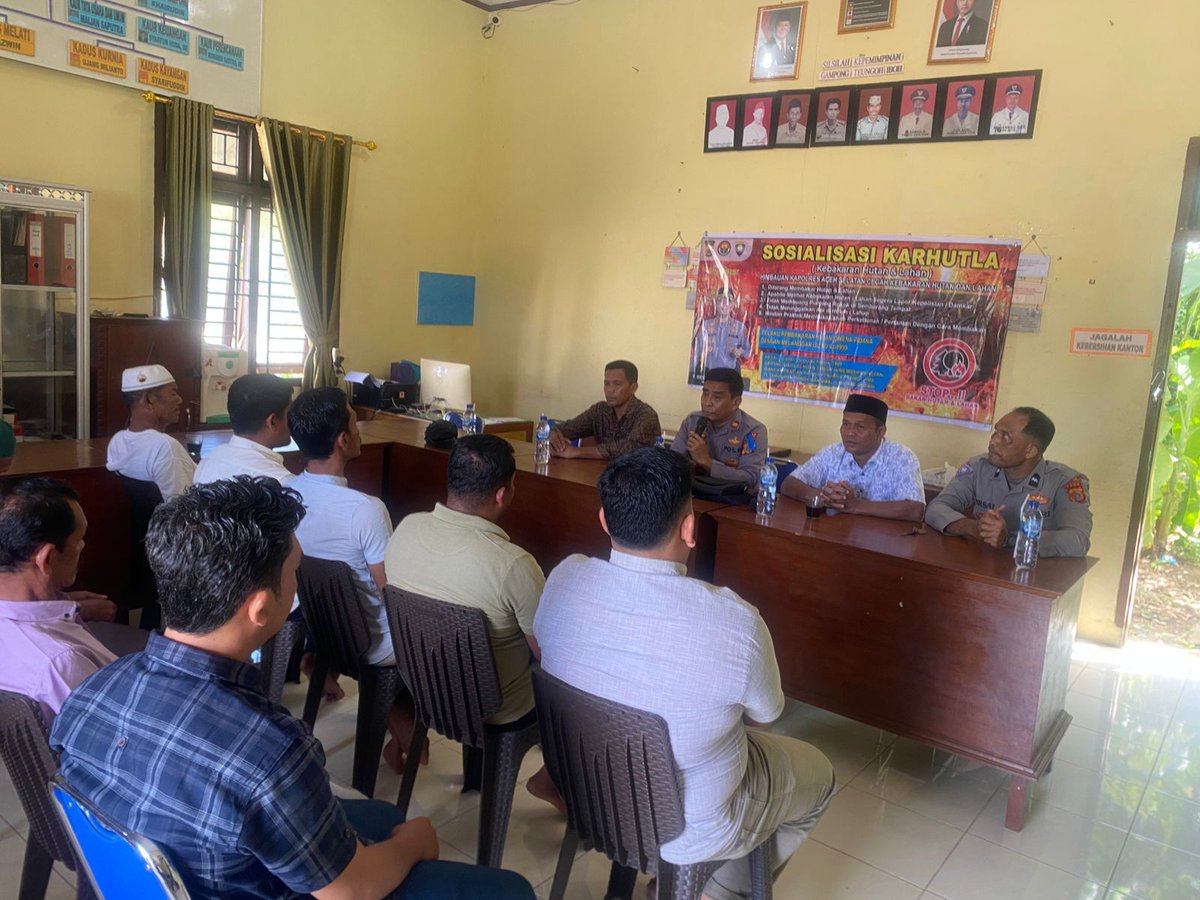 PolsekLabar's tweet photo. Polsek Labuhanhaji Barat melaksanakan Sosialisasi Karhutla di Desa Tengah Iboh Kec. Labuhanhaji Barat, Kamis 17/07/2025.

@divisihumaspolri
@polripresisi
@indonesia_police_
@polisi_peduli
@halo_polisi
@polisi_indonesia
@humaspolresacehselatan
@poldaaceh
@bidhumaspoldaaceh https://t.co/GSN6RgvyXx