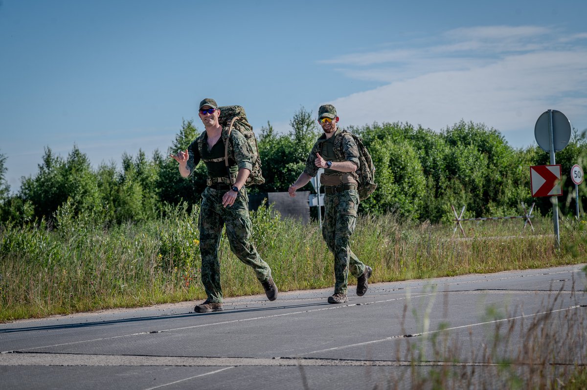 mnbg_lithuania's tweet image. 🇳🇴30 km in full gear. Under the sun. With pride. Marching with pride. Dutch 🇳🇱, Luxembourg 🇱🇺 and Norwegian 🇳🇴 soldiers smashed the legendary #Norwaymarch in Lithuania 💪🔥 Proud to have them in our #MNBGLTU #NorwayMarch #Forsvaret #WeAreNATO #TogetherStronger #Resilience