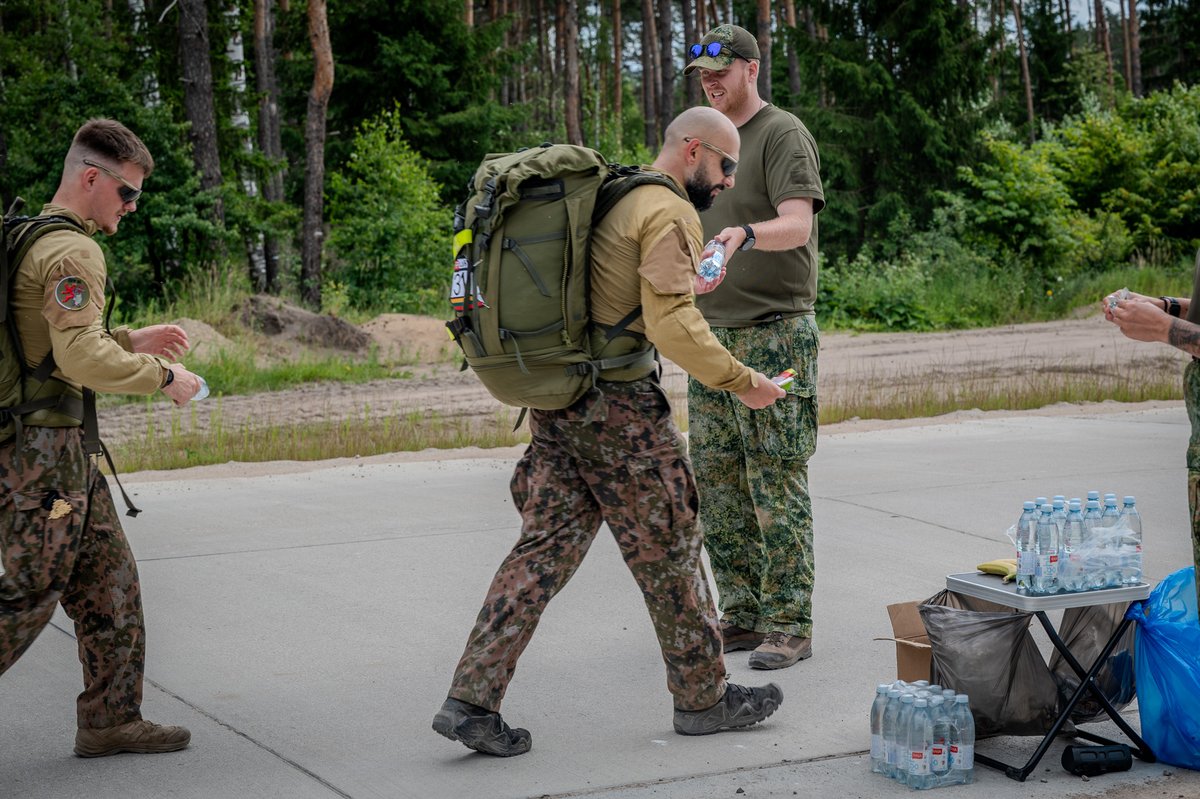 mnbg_lithuania's tweet image. 🇳🇴30 km in full gear. Under the sun. With pride. Marching with pride. Dutch 🇳🇱, Luxembourg 🇱🇺 and Norwegian 🇳🇴 soldiers smashed the legendary #Norwaymarch in Lithuania 💪🔥 Proud to have them in our #MNBGLTU #NorwayMarch #Forsvaret #WeAreNATO #TogetherStronger #Resilience