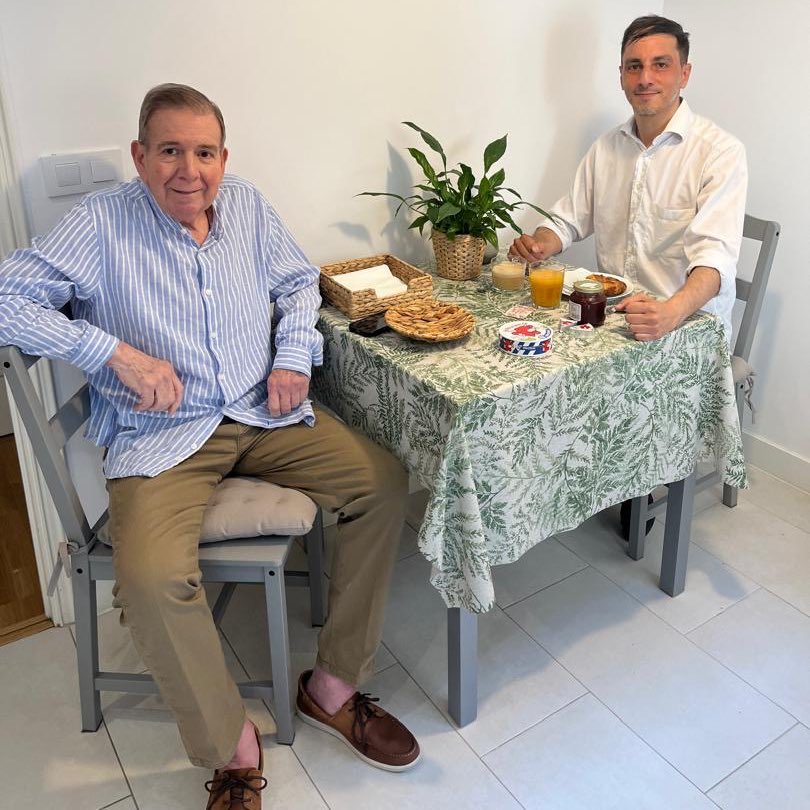Rodrigo Figueredo🇻🇪🇺🇦 (@georgeartwell) on Twitter photo Comparto con ustedes un momento privilegiado de cuando tuve el honor de desayunarme con el Presidente Electo <a href="/EdmundoGU/">Edmundo González</a>, El Presidente Electo con la mas grande legitimidad de origen de la historia de todas las repúblicas de Venezuela 🇻🇪
Sepan que hablamos de todos los temas de Comparto con ustedes un momento privilegiado de cuando tuve el honor de desayunarme con el Presidente Electo <a href="/EdmundoGU/">Edmundo González</a>, El Presidente Electo con la mas grande legitimidad de origen de la historia de todas las repúblicas de Venezuela 🇻🇪
Sepan que hablamos de todos los temas de