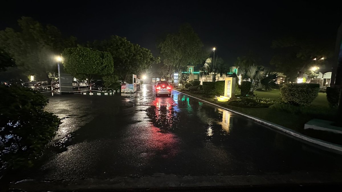 برسے گا ٹوٹ ٹوٹ کر ابرِ محبّتاں
ہم چیختے رہیں گے کہ حاجت نہیں رہی
اک روز کوئی آئے گا ،  لے کر کے فرصتیں
اک روز ہم کہیں گے ضرورت نہیں رہی
#UrduPoetry