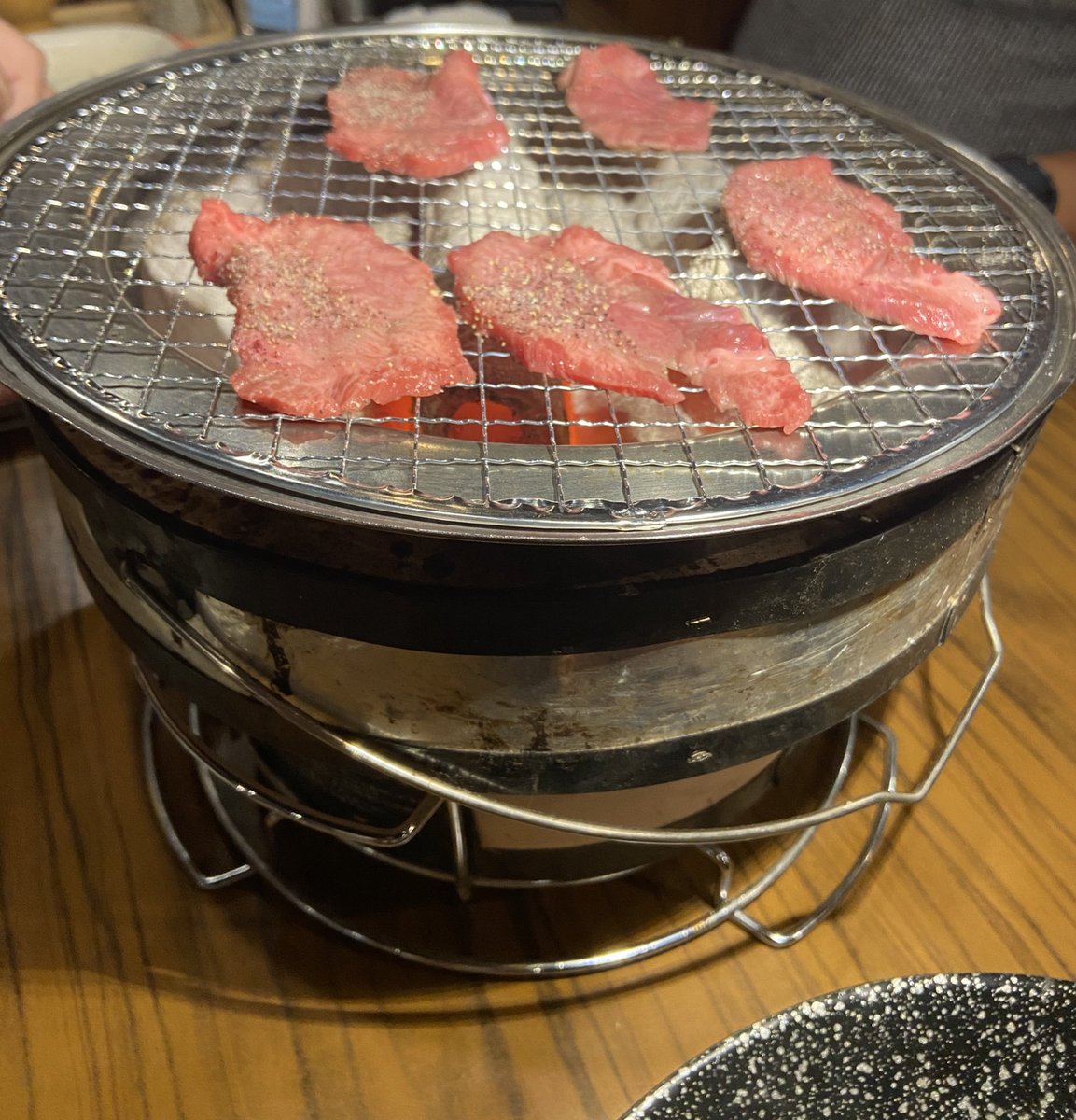 gyosyo_npm's tweet image. 今月は本会に行くことが多く、そろそろユキマサくんにも覚えてもらえそうな今日この頃です😂

昨日は堺の先生と飲み会🍻
いつもお世話になっているお店が周年イベントということで集まりました🫡

焼肉は美味しかったのですが、玉ねぎ2人前を注文したら何故か2玉も来てしまいました😥😇