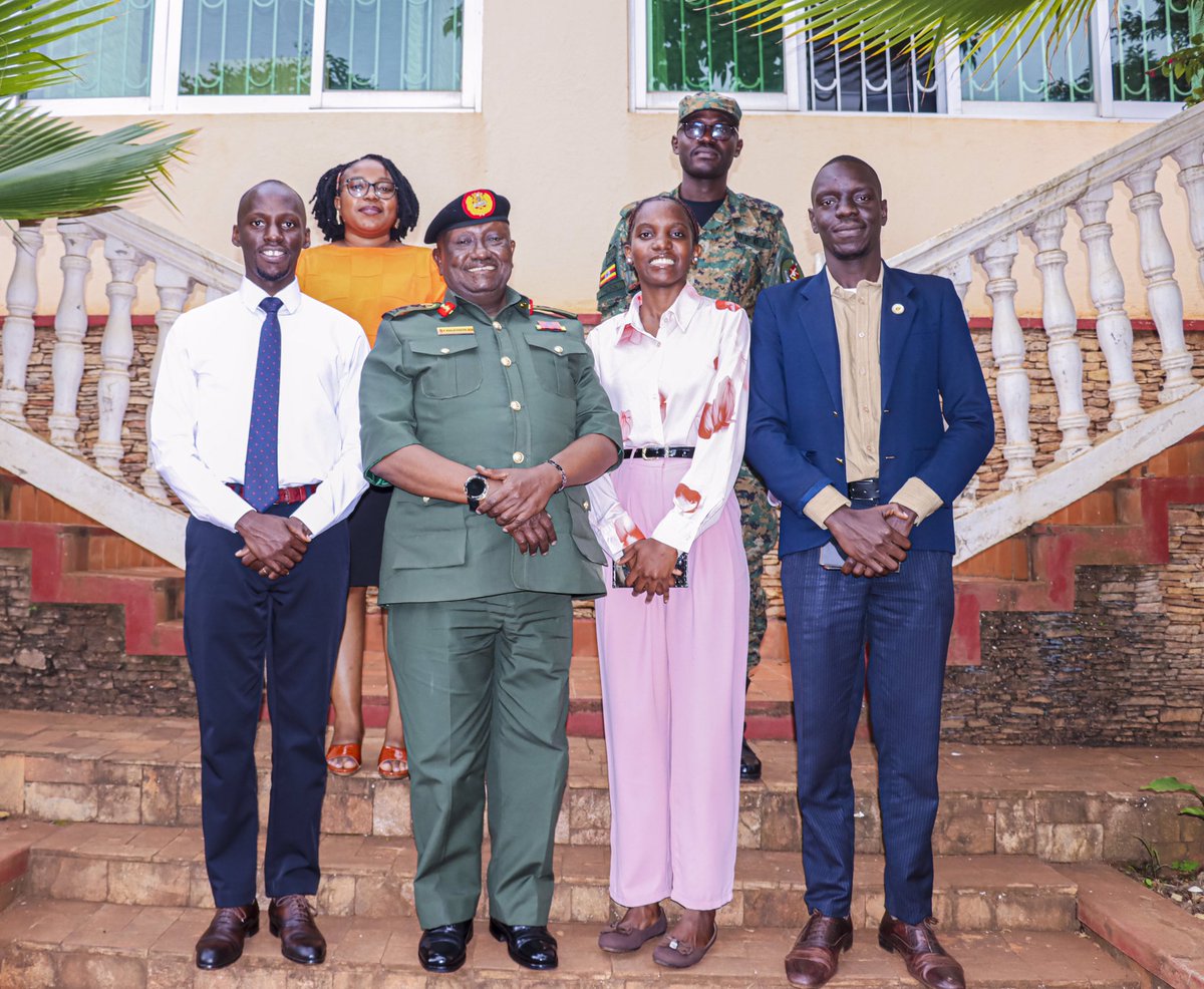 OticGroup's tweet image. 🇺🇬We recently held a high-level strategic meeting with Major. General. @FKulayigye, Spokesperson of the @MODVA_UPDF to examine how artificial intelligence can help counter one of the most urgent challenges in today’s digital age: the escalating spread of misinformation and…