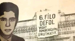 #VedatDemircioglu unutmadık..
17 Temmuz 1968 yılında katledildi 
6. Filo, Türkiye karasularında ağır ağır yol alırken, dönemin gençliği “6. Filo Defol!” diyerek eylemler yapıyordu. Bu gençlerden biri Vedat Demircioğlu, polislerce pencereden atılarak katledildi...