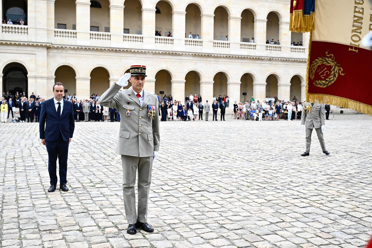 datirachida's tweet image. Hier, le général d’armée Christophe Abad a fait son adieu aux armes, marquant la fin d’une carrière remarquable au service de la France. 🇫🇷
De Saint-Cyr à l’ex-Yougoslavie, du 31e régiment du génie à l’État-major des armées, jusqu’aux plus hautes fonctions de Gouverneur…
