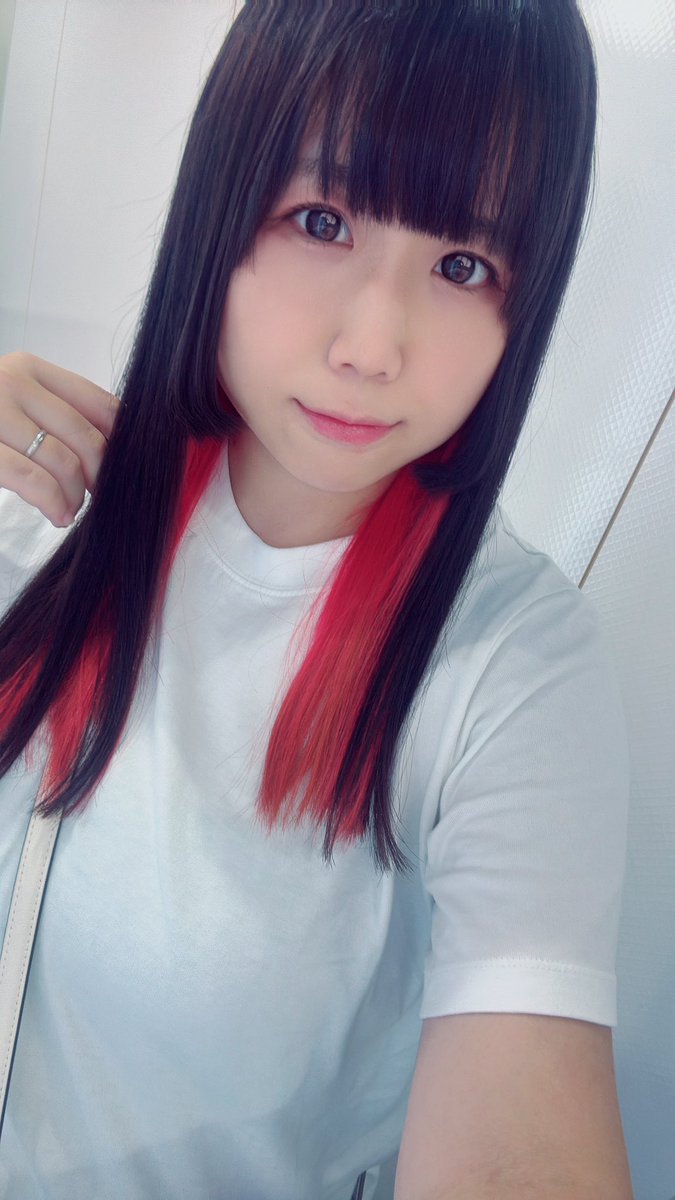 my new hair...🫶
人生で初めてのインナーカラーではっぴー💘

といきたいところなんですがHELP！！！

地毛の黄みが強かったのかピンクの予定が赤になりました！！！
ヘアマニキュアです！！！ここから2日でピンクにする救済方法はありますか！！？？！？？！？