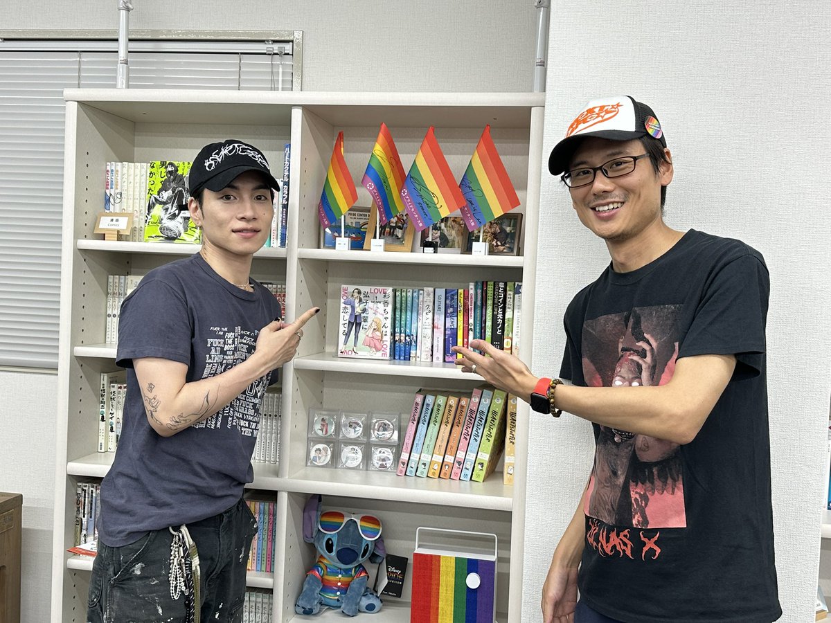 PrideCenterOSA's tweet image. シンガーソングライターのSIRUP(@IamSIRUP )さんが
全国ツアー「#NEXTLIFETOUR2025」の
合間を縫ってプライドセンター大阪にお越しくださいました✨
レインボーフラッグにサインをして頂いたものを展示していますので、
どなたでもぜひセンターにお立ち寄りください🫶
#SIRUP
#プライドセンター大阪