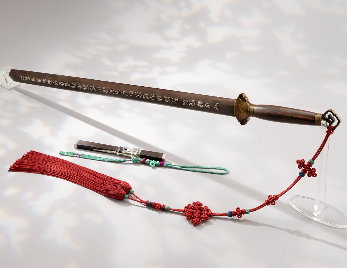 KHeritageAgency's tweet image. 케이팝 데몬 헌터스 속 곳곳에 보였던 매듭🪢
손끝에서 피어나는 끈의 예술 한국의 매듭은 예부터 다양한 물건에 더해져 아름다움과 기품을 더해주었습니다.
너무 화려하지도 않고, 단순하지도 않은 절제미가 있는 한국매듭❤️
그동안 여성 장신구 속 매듭을 보았다면, 이번에는 선비의 일상과 정신이…