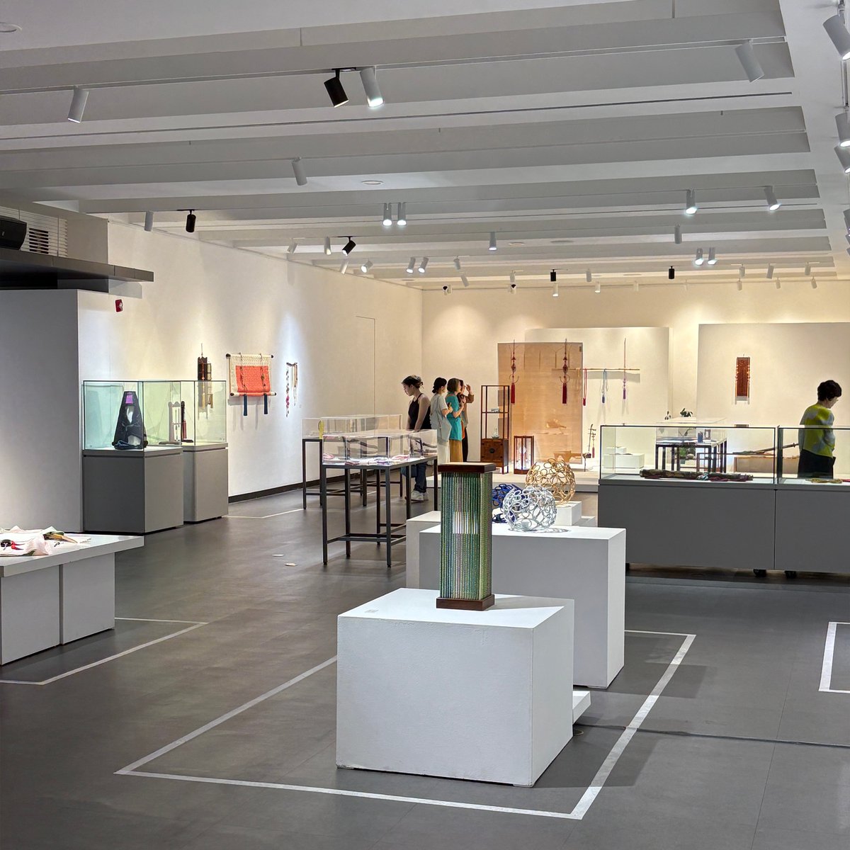 KHeritageAgency's tweet image. 케이팝 데몬 헌터스 속 곳곳에 보였던 매듭🪢
손끝에서 피어나는 끈의 예술 한국의 매듭은 예부터 다양한 물건에 더해져 아름다움과 기품을 더해주었습니다.
너무 화려하지도 않고, 단순하지도 않은 절제미가 있는 한국매듭❤️
그동안 여성 장신구 속 매듭을 보았다면, 이번에는 선비의 일상과 정신이…