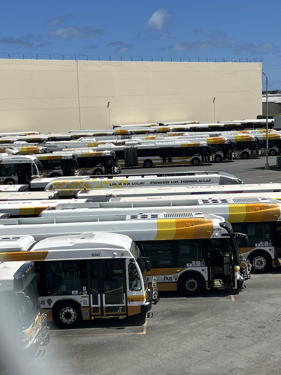 DailyBusPhoto's tweet photo. Bus 4013 and Bus 4017, taken too soon.
#Photograghy #PublicTransit #Transit #Bus #BusSpotting #TheBus #HOLOWithUs #GILLIG #GilligBEB #Electric #ZeroEmissionBus #Hawaii #Honolulu #Oahu https://t.co/GxVWRqcv13