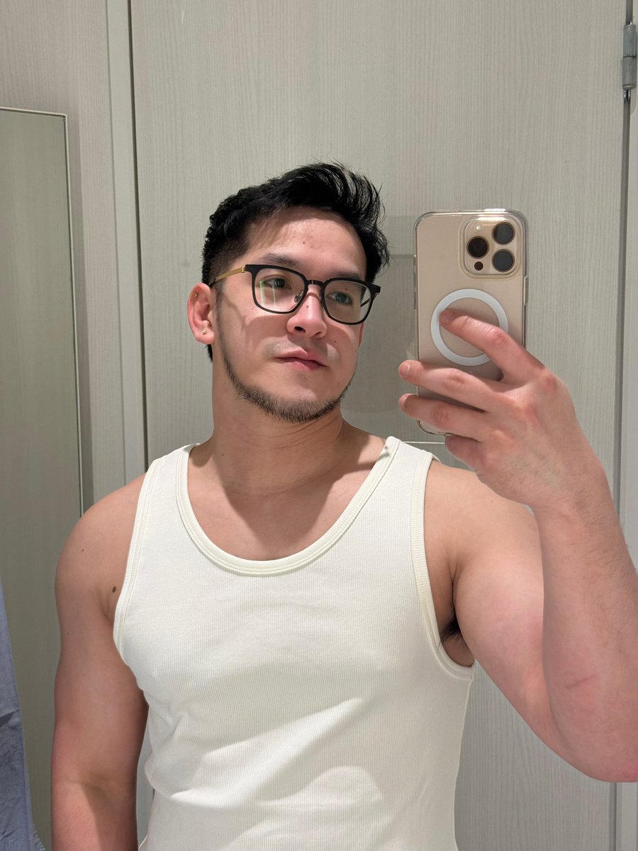 Fitting room selfie. 😉