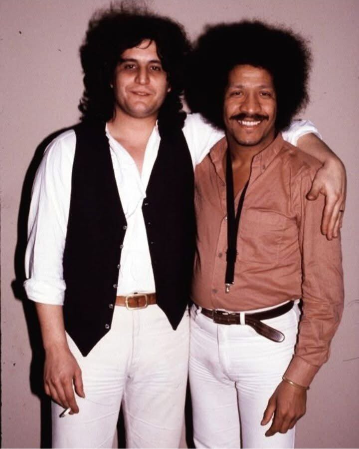 DekaGuido's tweet image. “E te sento quanno scinne 'e scale,
'E corza senza guarda',
E te veco tutt'e juorne,
Ca ridenno vaje a fatica'”
Quanno chiove ~ Pino Daniele
(al Sax 🎷 James Senese)
youtu.be/K8YdmyUiaLI?si…