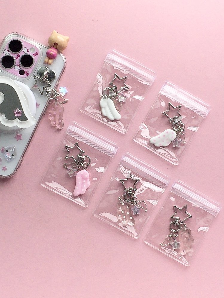 7월 26일 테이프콜 플리마켓에 날개 키링 가져갑니다앙🩷 레진으로 한땀한땀 만들었어요..😇