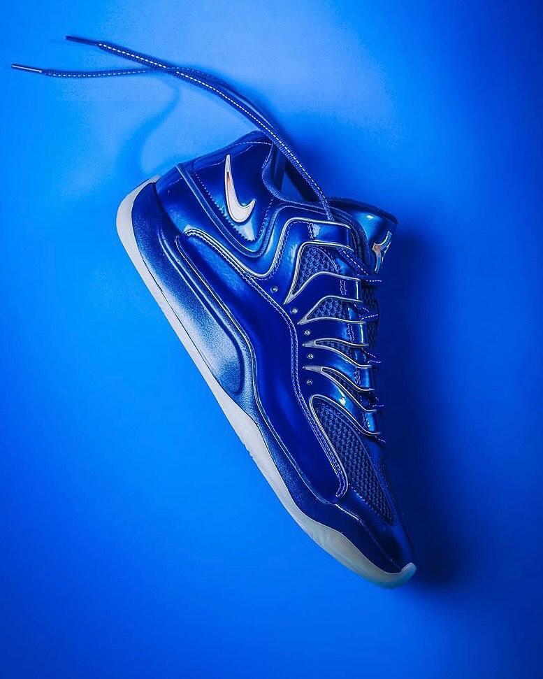 LaceLounge's tweet image. Kevin Durant’s Team Durant AAU squad is dripping in style with their exclusive Nike KD 18 PE for EYBL Peach 🏀🥶 @LaceLounge
 
Would YOU cop these if they hit the shelves?  Drop a ✴️ if yes, if no 🚫
📷: @RicFlair79 
#KD18 #TeamDurant #SneakerHeads #EYBL