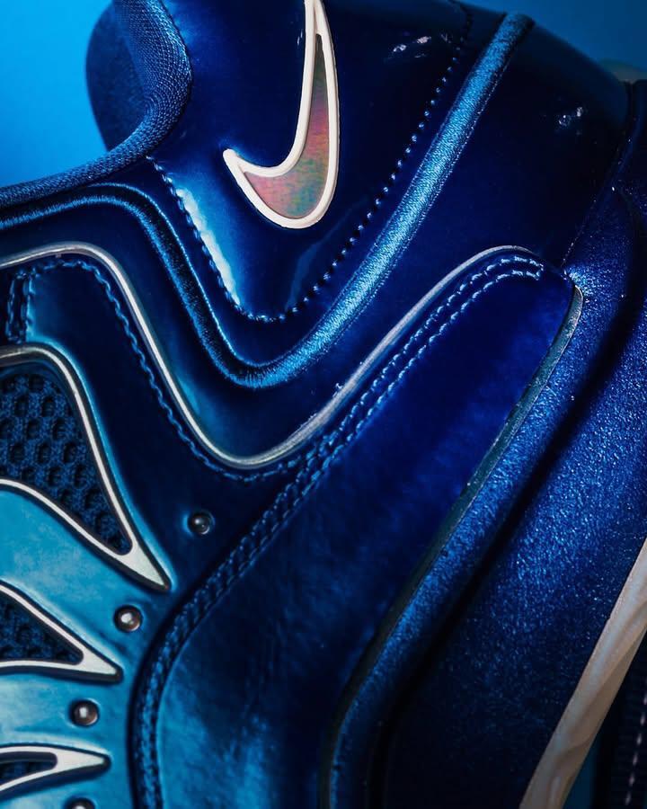 LaceLounge's tweet image. Kevin Durant’s Team Durant AAU squad is dripping in style with their exclusive Nike KD 18 PE for EYBL Peach 🏀🥶 @LaceLounge
 
Would YOU cop these if they hit the shelves?  Drop a ✴️ if yes, if no 🚫
📷: @RicFlair79 
#KD18 #TeamDurant #SneakerHeads #EYBL