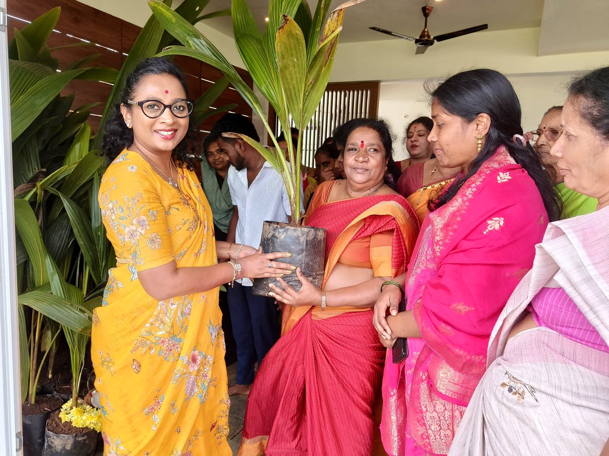 NayanaJhawar's tweet image. ಗುರು ಪೌರ್ಣಮಿಯ ಅಂಗವಾಗಿ ಇಂದು ಗುರುವಾರ ಶ್ರೀ ಗುರು ರಾಘವೇಂದ್ರ ರಾಯರ ದಿನದಂದು, ಅವಧೂತ ಶ್ರೀ ವಿನಯ್ ಗುರೂಜಿಯವರ ಮಾರ್ಗದರ್ಶನದಂತೆ ಗಿಡಗಳಿಗೆ ಪೂಜೆ ಮಾಡಿ ಮೂಡಿಗೆರೆಯ ಮಹಿಳೆಯರಿಗೆ ತೆಂಗು ಮತ್ತು ಅಶೋಕ ಗಿಡಗಳನ್ನು ನೀಡಿ ಅರ್ಥಪೂರ್ಣವಾಗಿ ಗುರುವಂದನೆ ಸಲ್ಲಿಸಲಾಯಿತು.

#GuruPurnima #RayaruDarshan #SriRaghavendraSwamy