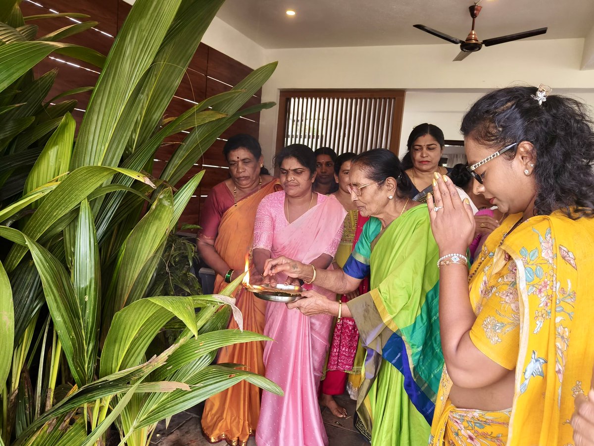 NayanaJhawar's tweet image. ಗುರು ಪೌರ್ಣಮಿಯ ಅಂಗವಾಗಿ ಇಂದು ಗುರುವಾರ ಶ್ರೀ ಗುರು ರಾಘವೇಂದ್ರ ರಾಯರ ದಿನದಂದು, ಅವಧೂತ ಶ್ರೀ ವಿನಯ್ ಗುರೂಜಿಯವರ ಮಾರ್ಗದರ್ಶನದಂತೆ ಗಿಡಗಳಿಗೆ ಪೂಜೆ ಮಾಡಿ ಮೂಡಿಗೆರೆಯ ಮಹಿಳೆಯರಿಗೆ ತೆಂಗು ಮತ್ತು ಅಶೋಕ ಗಿಡಗಳನ್ನು ನೀಡಿ ಅರ್ಥಪೂರ್ಣವಾಗಿ ಗುರುವಂದನೆ ಸಲ್ಲಿಸಲಾಯಿತು.

#GuruPurnima #RayaruDarshan #SriRaghavendraSwamy