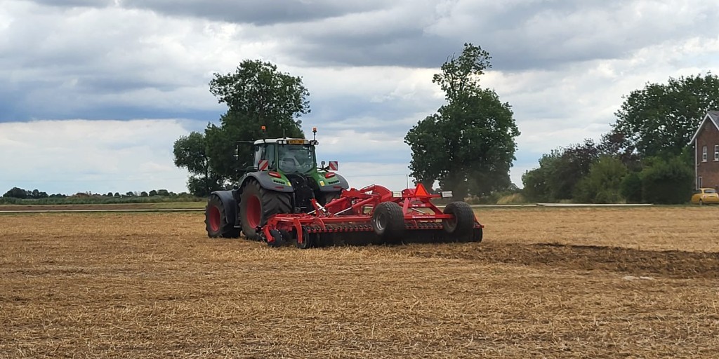 The <a href="/HEVA_uk/">HE-VA UK</a> Disc Roller XL Contour doesn’t just perform - it excels.

Seen here with @Chandlersfe working at 4" for a flawless finish — but it’s built for more. With 610mm discs, it powers through heavy residue &amp; tough soils down to 6¼".

💥 Book a demo: he-va.co.uk/cultivation/di…