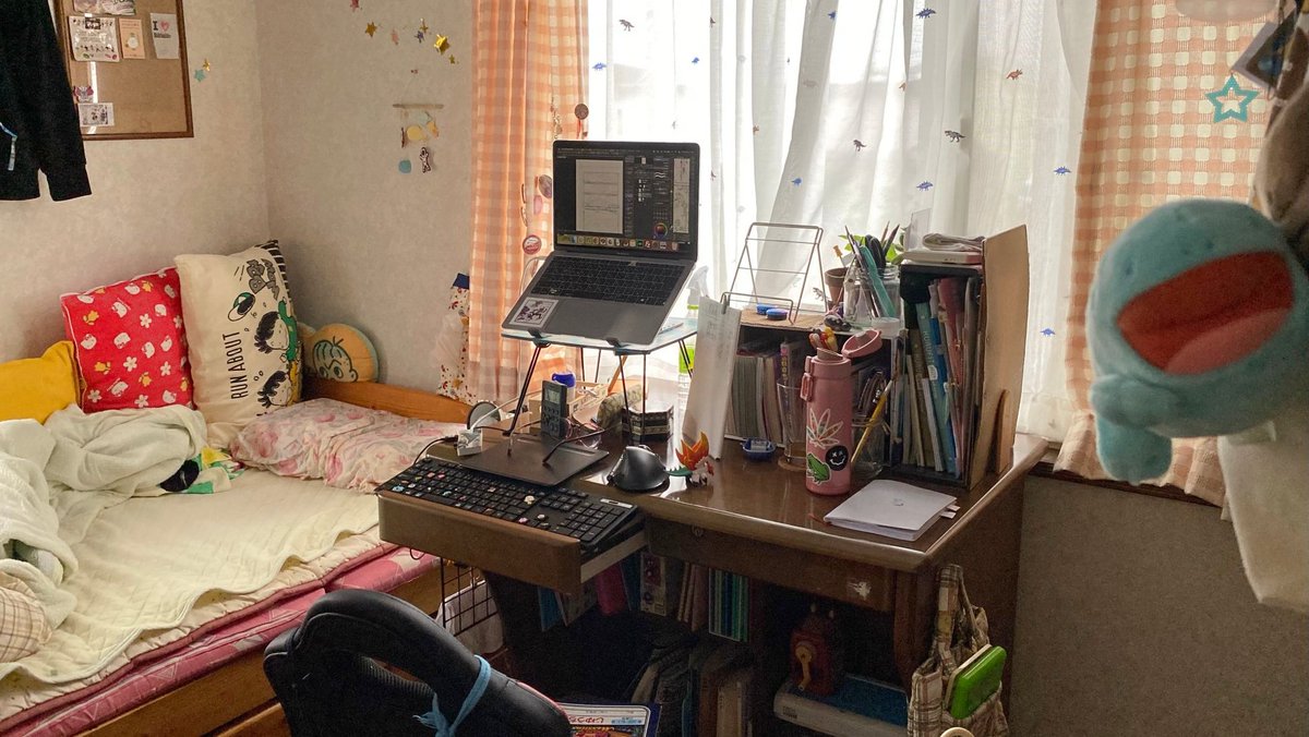chupsou's tweet image. 絵描きの作業環境ですと言ったら笑われそうな机。
上半身の痛みに耐えかねてキーボードとマウスと椅子を買ったものの今度はアナザー上半身が痛い。
