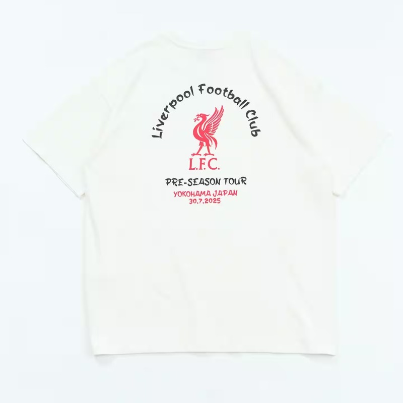 BAYCREWS_JP's tweet photo. ＜Liverpool Football Club 公式グッズ｜販売開始＞

本日よりベイクルーズストアにてリヴァプールFCの取り扱いが開始！
来日試合の日程入りのデザインにも注目。
ぜひチェックしてみてください。

#JWC2025
#リヴァプール
#Liverpool
#ベイクルーズ
#baycrews