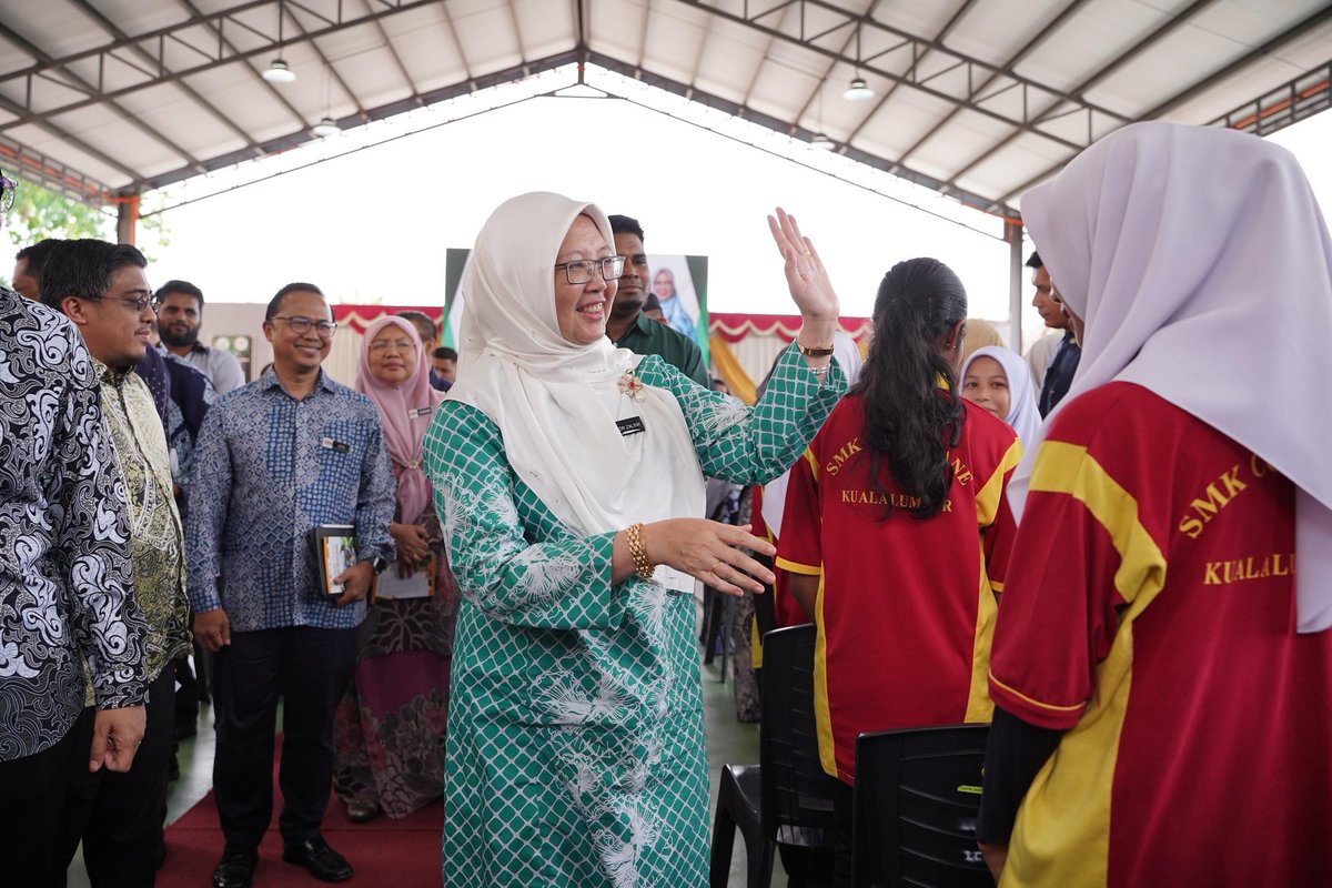 450 MURID SEKOLAH MENENGAH DI KUALA LUMPUR DIPERSIAP SEBAGAI AGEN PERUBAHAN KESEDARAN IKLIM DAN TENAGA HIJAU

Jika lurus kayu pengikir,
Tegaklah binaan kukuh berdiri;
Jika bijak kita berfikir,
Bumi indah selamatlah negeri.

Dunia kini berada pada titik genting dalam sejarah iklim