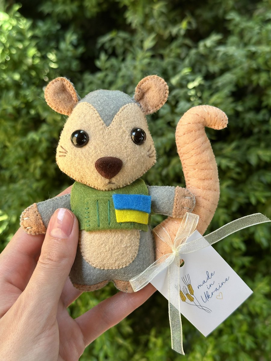 Catyunya_'s tweet image. Meet the new felt opossum toy!
Each product is handmade, with attention to detail 🌾
It is ready to move to a new home - write if you want it for yourself or as a gift to someone 🎀
🇺🇦Made in Ukraine
📦Delivery abroad
📩You can order and view the catalog by writing to me in DM