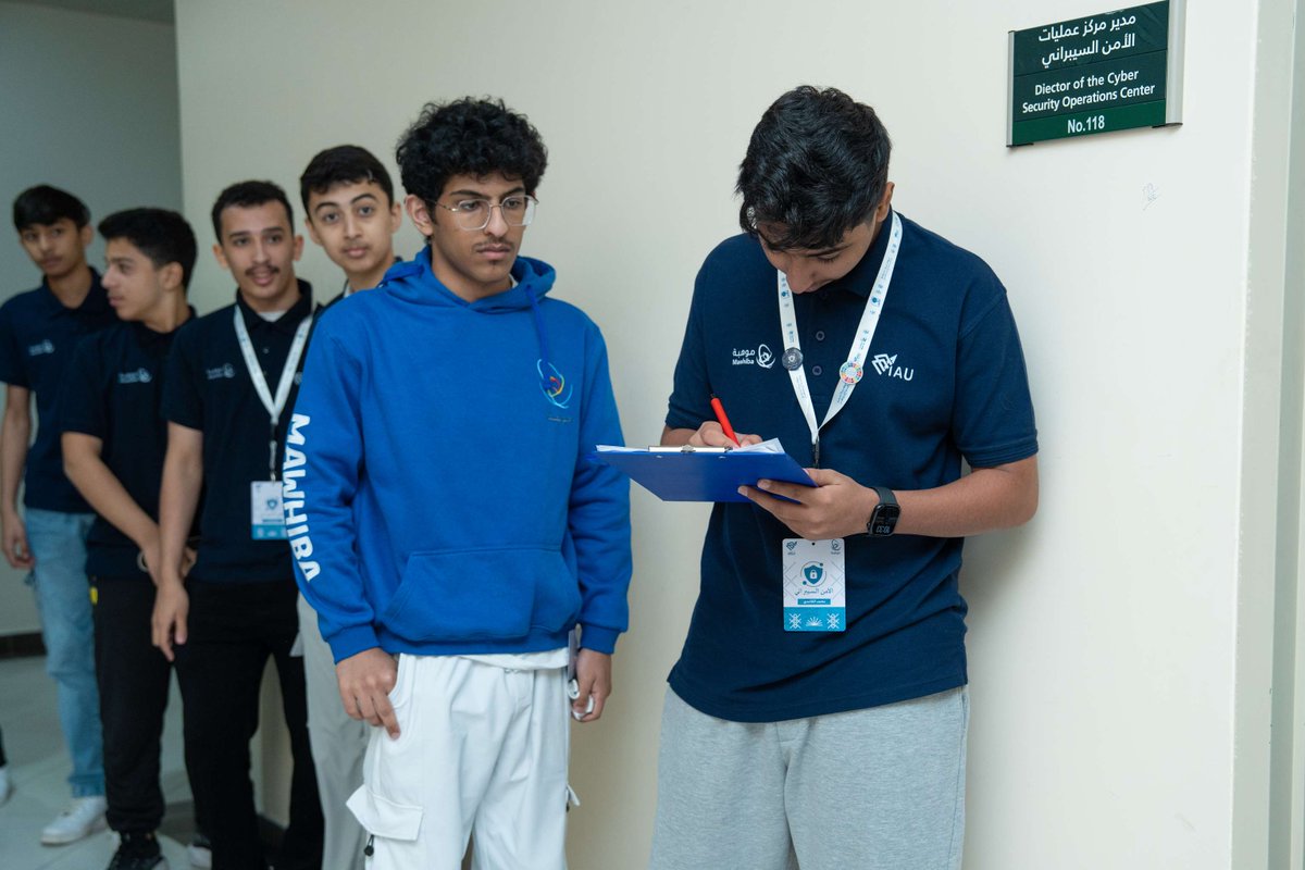 سعدنا في #صحارى_نت باستضافة  طلاب موهبة  في زيارة تعريفية  لمركز عمليات الأمن السيبراني (SOC). حيث تعرفوا على كيفية حماية البنية التحتية الرقمية والتصدي للهجمات السيبرانية. 

 We were delighted to welcome talented Mawhiba students to #SaharaNet's Cybersecurity Operations Center