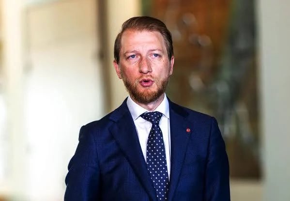 jmil400's tweet image. I’m getting really weary of the dreary  whining,  #JamesPaterson, speaking yet again, totally outside his supposed ’portfolio,’ endlessly moaning about the PM’s visit to China. 
Just STFU &amp;amp; let the Government do its job of positively promoting relations with China.