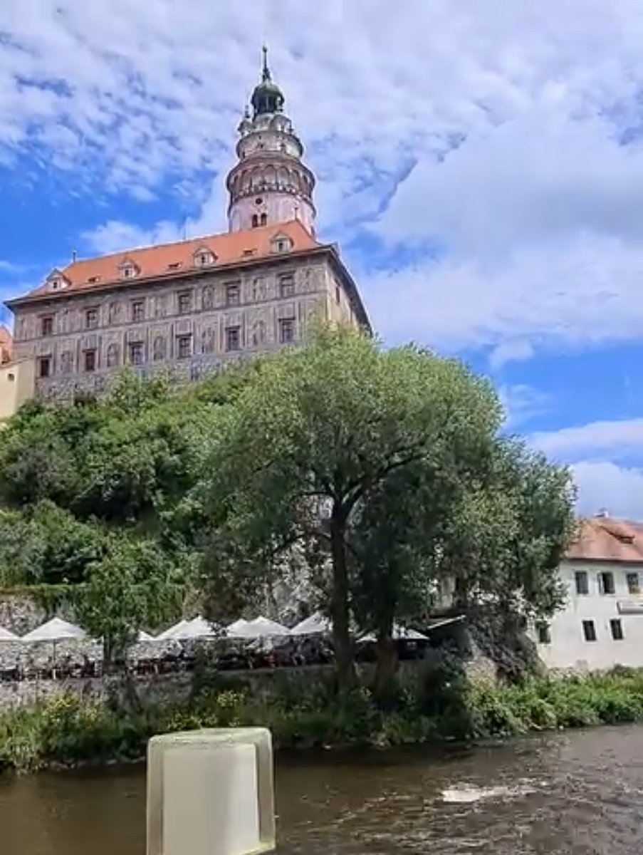 fluglehrer_neu's tweet photo. 170724 #krumlov, #unesco #weltkulturerbe, idylle am fluß hat ihren preis, kleine flasche römerquelle €6.00 https://t.co/TKqcpk35Gw