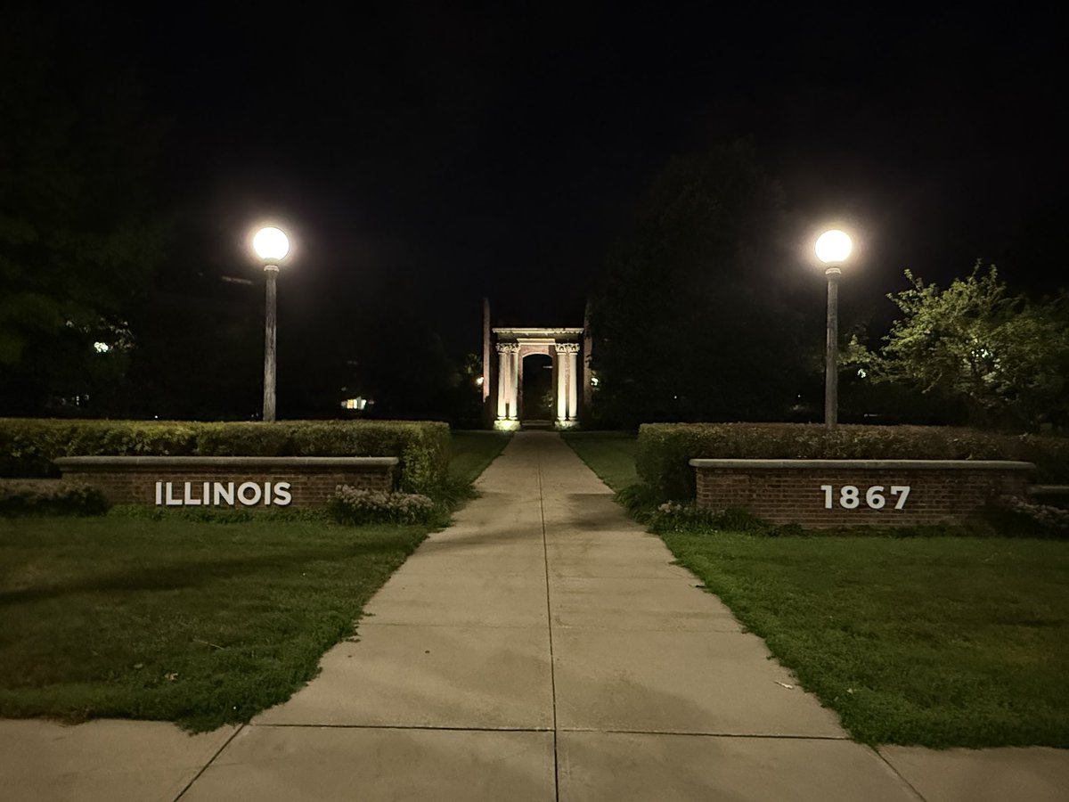 nick_schmidt_10's tweet image. Somewhere along the way I started swinging by college campuses on road trips—mainly to snoop on their athletic facilities. Added @IlliniAthletics to the list last weekend.
Just seeing how the big dogs do it. Never know what small-budget magic I might steal. 🏟️📝💸