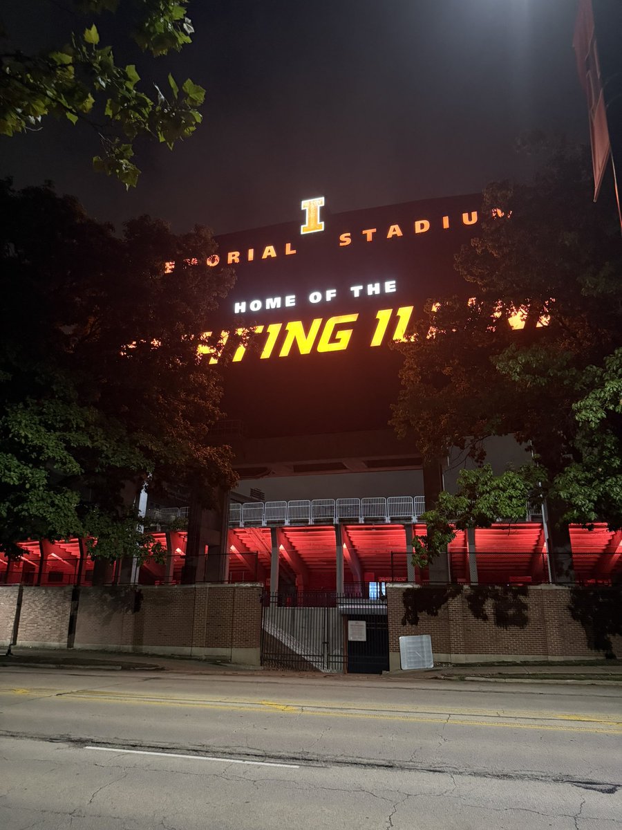 nick_schmidt_10's tweet image. Somewhere along the way I started swinging by college campuses on road trips—mainly to snoop on their athletic facilities. Added @IlliniAthletics to the list last weekend.
Just seeing how the big dogs do it. Never know what small-budget magic I might steal. 🏟️📝💸