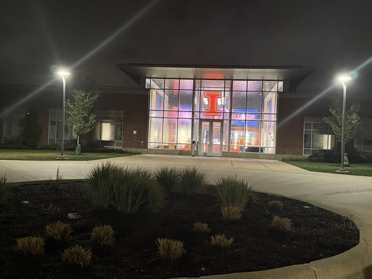 nick_schmidt_10's tweet image. Somewhere along the way I started swinging by college campuses on road trips—mainly to snoop on their athletic facilities. Added @IlliniAthletics to the list last weekend.
Just seeing how the big dogs do it. Never know what small-budget magic I might steal. 🏟️📝💸