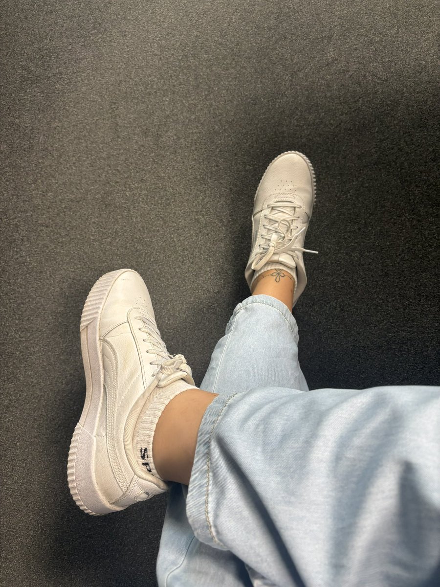 Business läuft. 
Die Frage ist nur: Für wen?
Ich verdiene, während du bettelst.
Sneaker sauber, Kontostand steigend - deiner schrumpft bald.
Schick den Tribut und schweig.

BüroDomina | FinDomDE | TributeTime | Geldsklave