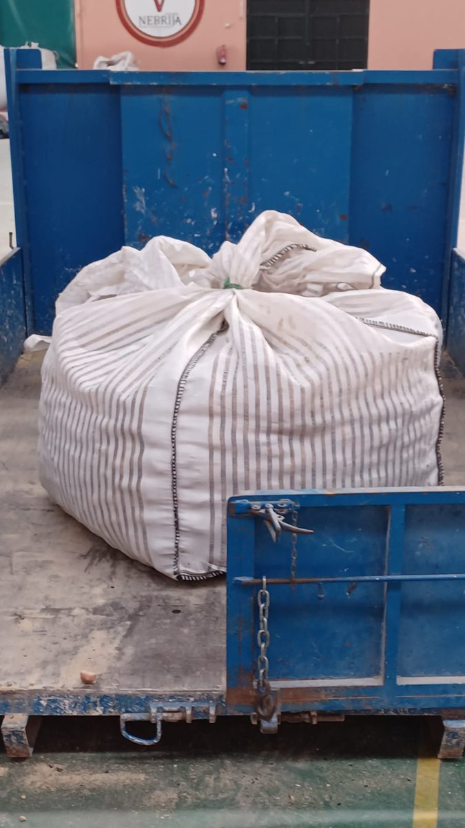 ElCorreero's tweet photo. Protección civil de Lebrija a traves de un agricultor Lebrijano dona al pueblo de Trebujena una tonelada de papas procedentes de las marismas de Lebrija. Muchas gracias🫂 https://t.co/wEU2kQEbZy