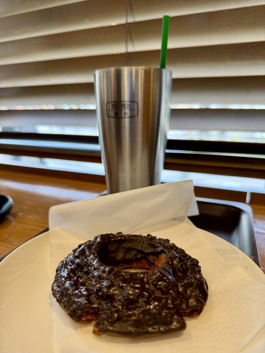 kazoo_mc's tweet image. スタバのチョコファッションはミスドを超えられるのかテスト