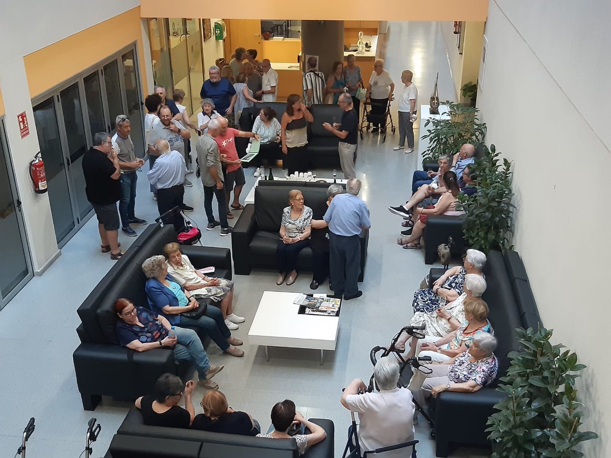 Marc Castells (@marccastells) on Twitter photo He acompanyat a la família Aguirre en un acte molt bonic als pisos ViuB1. L'Àngel Aguirre Tomàs és un virtuós del modelisme naval i ha exposat una maqueta feta per ell a escala d'un vaixell històric el "Rafael Verdera".
Esperem que ben aviat ens ensenyi la resta de la col·lecció He acompanyat a la família Aguirre en un acte molt bonic als pisos ViuB1. L'Àngel Aguirre Tomàs és un virtuós del modelisme naval i ha exposat una maqueta feta per ell a escala d'un vaixell històric el "Rafael Verdera".
Esperem que ben aviat ens ensenyi la resta de la col·lecció