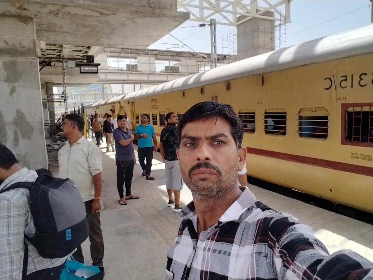 LakhsinghModran's tweet image. ट्रेन NO.20625/26 का ठहराव #समदड़ी_भीलड़ी #रेल मार्ग के मोकलसर, मोदरान पर नहीं होने से यात्रियों को आवागमन में बहुत परेशानी हो रही है यात्री हित को ध्यान में रखते हुए इस मांग को जल्द से जल्द पूरा करने कृपा करेl @AshwiniVaishnaw @RailMinIndia
@DRMJodhpurNWR
@drmchain
@lumbaram64