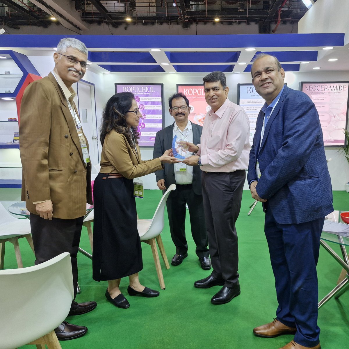 KumarOrganic's tweet image. Mr. Deepak Jain, CEO of RI Ayurveda, inaugurated our Booth K5 at #CosmohomeTech2025! 🙌
Live demo sessions drew huge appreciation from visitors.
Catch us at Booth K5! 💡
#CosmeticTech #AyurvedaInnovation #BoothK5 #RIAyurveda #TechShow