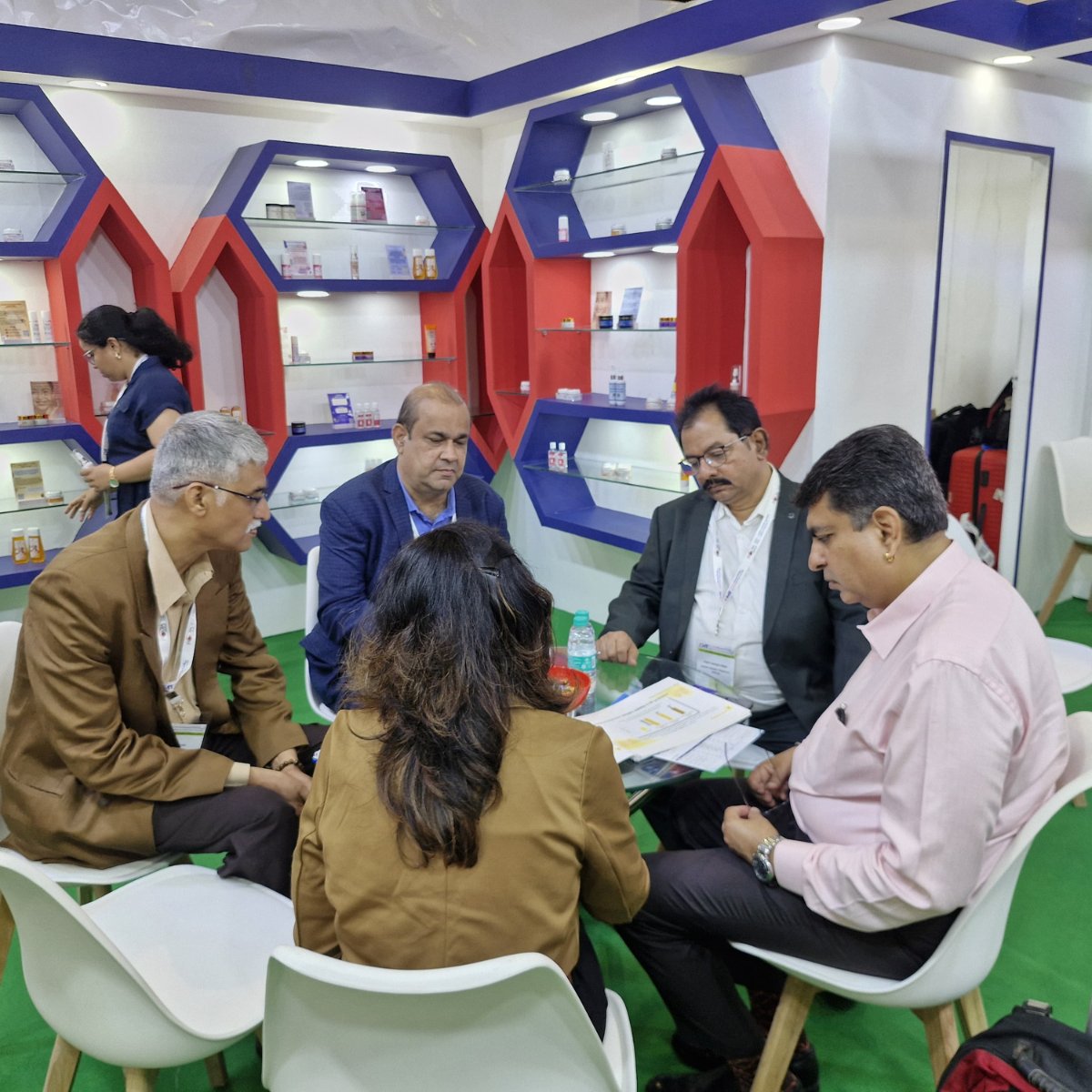 KumarOrganic's tweet image. Mr. Deepak Jain, CEO of RI Ayurveda, inaugurated our Booth K5 at #CosmohomeTech2025! 🙌
Live demo sessions drew huge appreciation from visitors.
Catch us at Booth K5! 💡
#CosmeticTech #AyurvedaInnovation #BoothK5 #RIAyurveda #TechShow