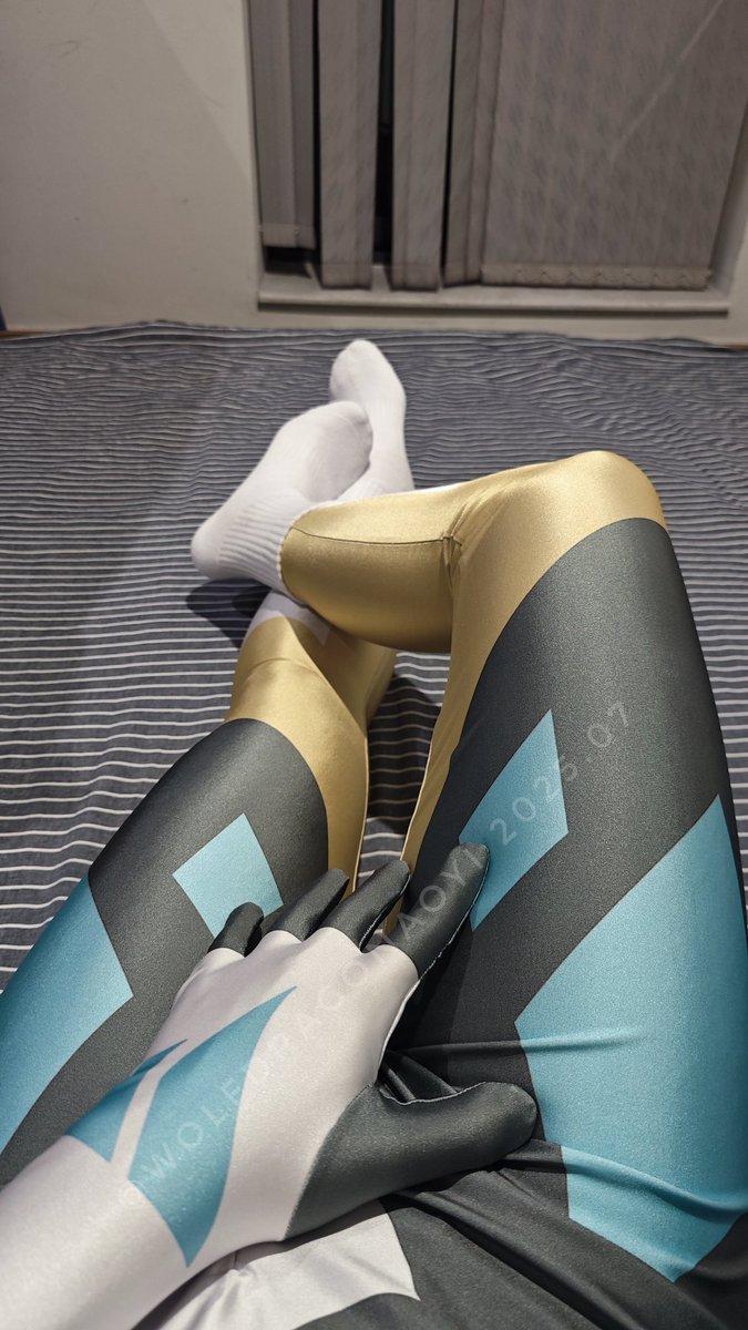 小英雄的睡前更衣环节~
Get dressed before sleep~
#zentai  #白袜 #FursuitEveryday