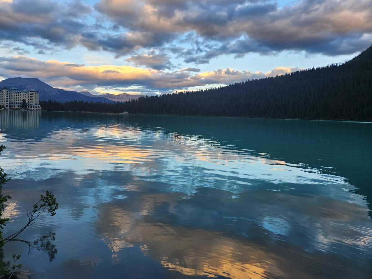 虽然已经看了3个月了，傍晚散步时还是被惊艳到了
真的就哭出来了：😭😭😭
我以后还会遇到这么美的地方吗？