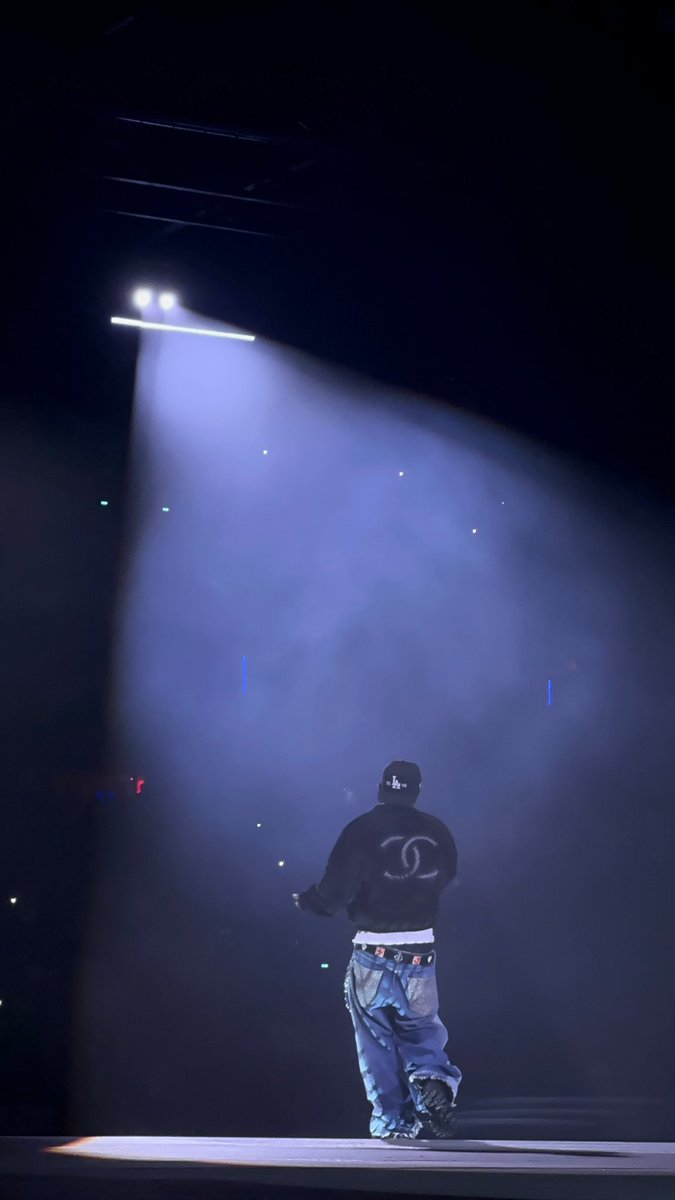 Hypebeast_JP's tweet image. ケンドリック・ラマーが2025年7月15日(火)に行われたツアー “Grand National Tour”にて、アンバサダーを務める CHANEL のカスタムジャケットを着用!
背面のレザーとフェルトを使用した装飾が印象的なボンバージャケットが観客の注目を集めた。
Photo: @chanelofficial