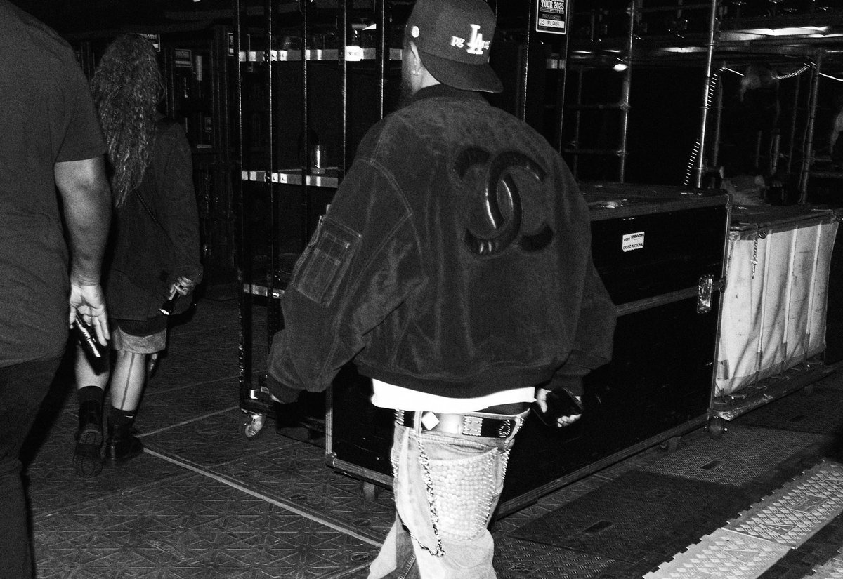 Hypebeast_JP's tweet image. ケンドリック・ラマーが2025年7月15日(火)に行われたツアー “Grand National Tour”にて、アンバサダーを務める CHANEL のカスタムジャケットを着用!
背面のレザーとフェルトを使用した装飾が印象的なボンバージャケットが観客の注目を集めた。
Photo: @chanelofficial