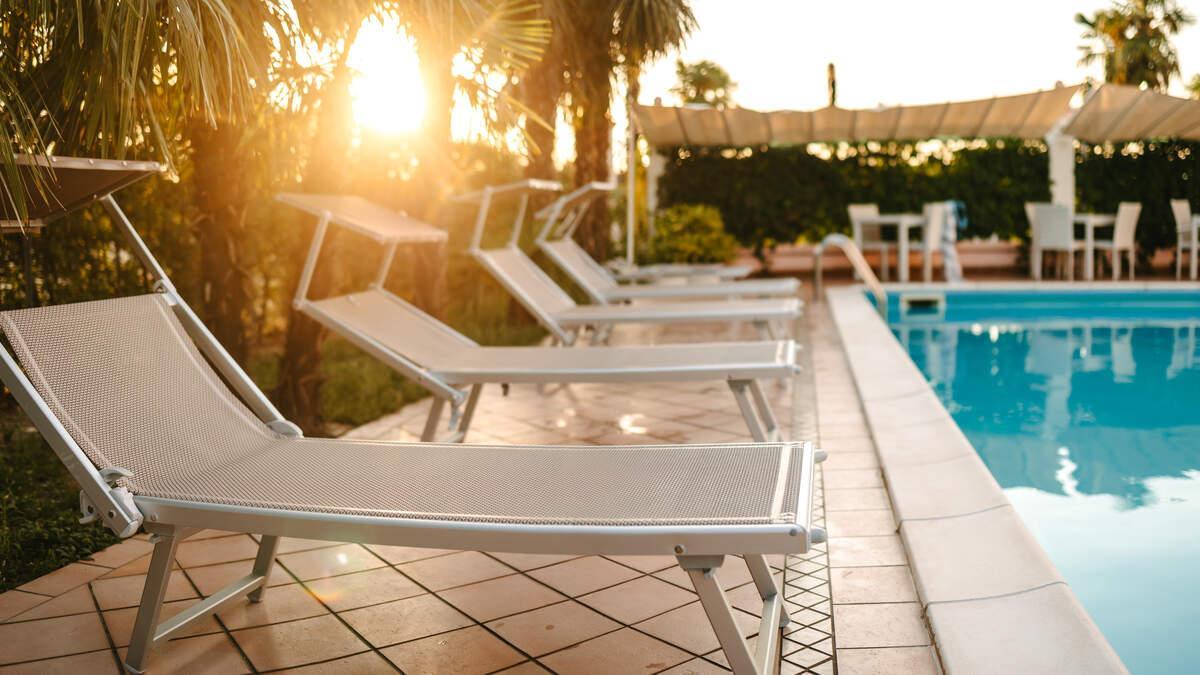 Influencers Blamed For 'Selfie Stampede' Over Pool Chairs At Luxury Hotel | 97.3 KISSFM 973kissfm.iheart.com/content/2025-0…
