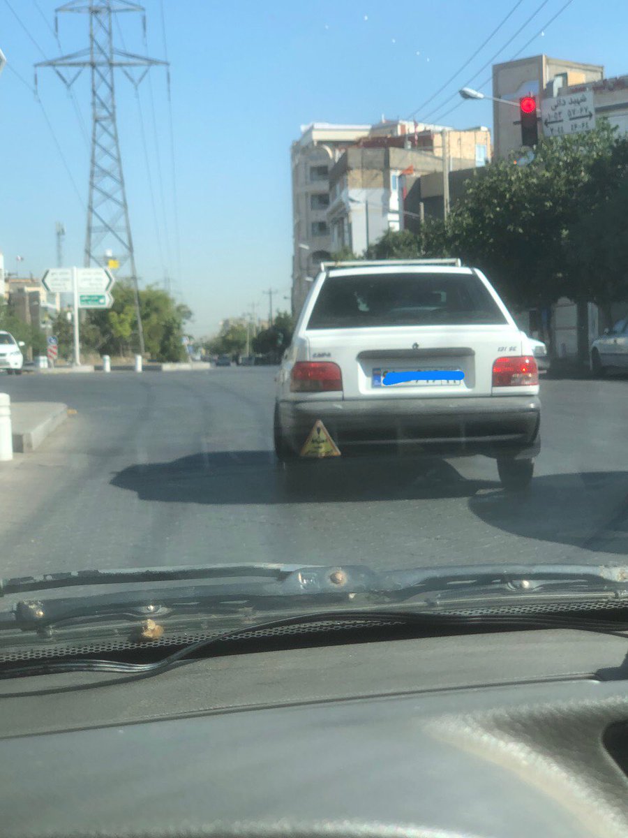 yo_msh's tweet photo. تو مشهد راننده ها از همون اول یاد میگیرن پشت چراغ ، جلوتر از خط عابر پیاده توقف کنن https://t.co/iGLSO3eCeZ