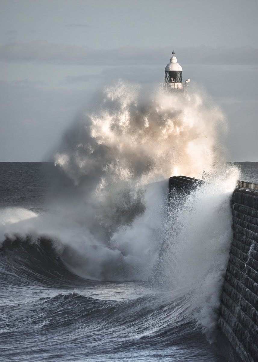 jimscottphoto's tweet image. Big wave and good light.