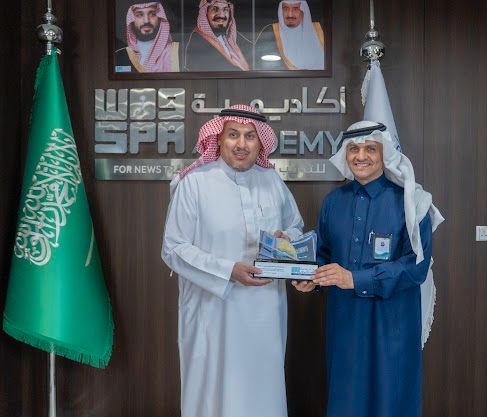 كلية الإعلام والاتصال (@cmcimamu) on Twitter photo كرّم سعادة الرئيس التنفيذي لأكاديمية وكالة الأنباء السعودية للتدريب #واس، #كلية_الإعلام_والإتصال، في #جامعة_الإمام خلال اللقاء التشاوري المشترك مع كليات وأقسام الإعلام، لجهود الشراكة التي تبذلها الكلية مع الأكاديمية، على مختلف الأصعدة، وقد تسلم سعادة عميد الكلية عضو مجلس أمناء كرّم سعادة الرئيس التنفيذي لأكاديمية وكالة الأنباء السعودية للتدريب #واس، #كلية_الإعلام_والإتصال، في #جامعة_الإمام خلال اللقاء التشاوري المشترك مع كليات وأقسام الإعلام، لجهود الشراكة التي تبذلها الكلية مع الأكاديمية، على مختلف الأصعدة، وقد تسلم سعادة عميد الكلية عضو مجلس أمناء