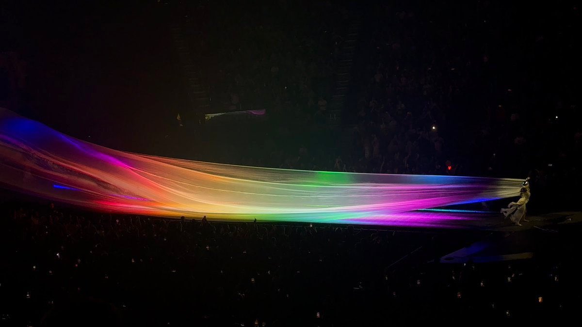 foi teatral, a setlist impecável, teve justiça pelo ARTPOP, os figurinos lindos, o show inteiro exalando muito amor entre a arte, a artista e os fãs. The Mayhem Ball simplesmente mostrando pq essa é a melhor era da Gaga em um show 🖤