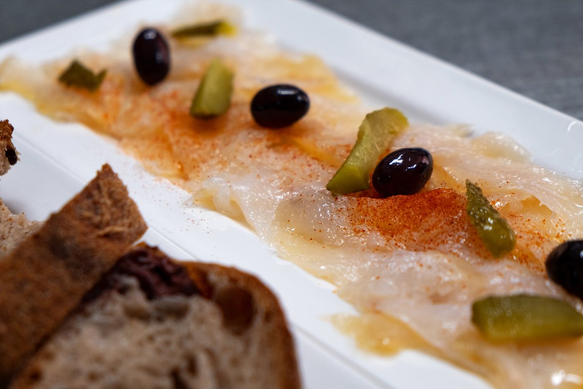 ❓ Sabíeu que la paraula entremesos prové del gal·licisme 𝑒𝑛𝑡𝑟𝑒𝑚𝑒𝑡𝑠 (o ℎ𝑜𝑟𝑠 𝑑'œ𝑢𝑣𝑟𝑒𝑠), i que són petites porcions que se serveixen durant els àpats per picar mentre se serveixen els plats?

😋 Què? Comencem amb uns entremesos de la casa?

#Balandra #BalandraTGN
