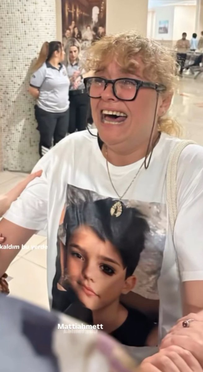 Bu annenin çığlıklarının, gözyaşlarının hesabını vereceksiniz !
Hepimizin ahında boğulun !
#YanındayızÇiçeğim